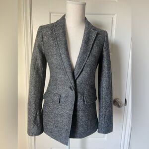 LOFT Women's Gray Blazer Wool Blend  Used in Excellent Conditions Size 0P.
